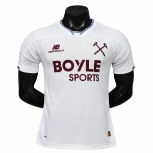camiseta blanca con diseño granate