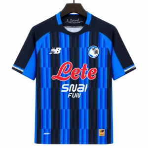 Catálogo LaGrada camiseta de fútbol azul y negra en percha