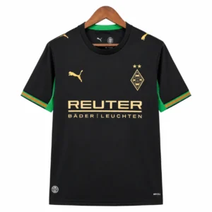 camiseta negra con detalles dorados y verdes