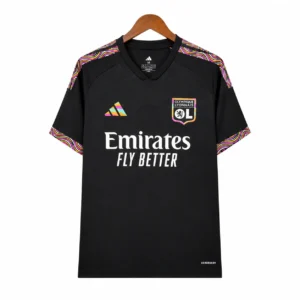 camiseta negra del olympique lyonnais en exhibición