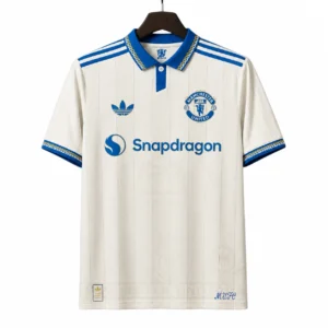 camiseta retro del manchester united en perchero