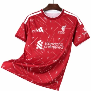 camiseta roja del liverpool en perchero