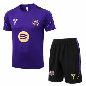 conjunto de fútbol morado y negro en estudio