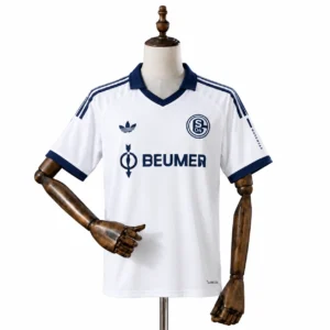 maniquí de madera con camiseta futbolística